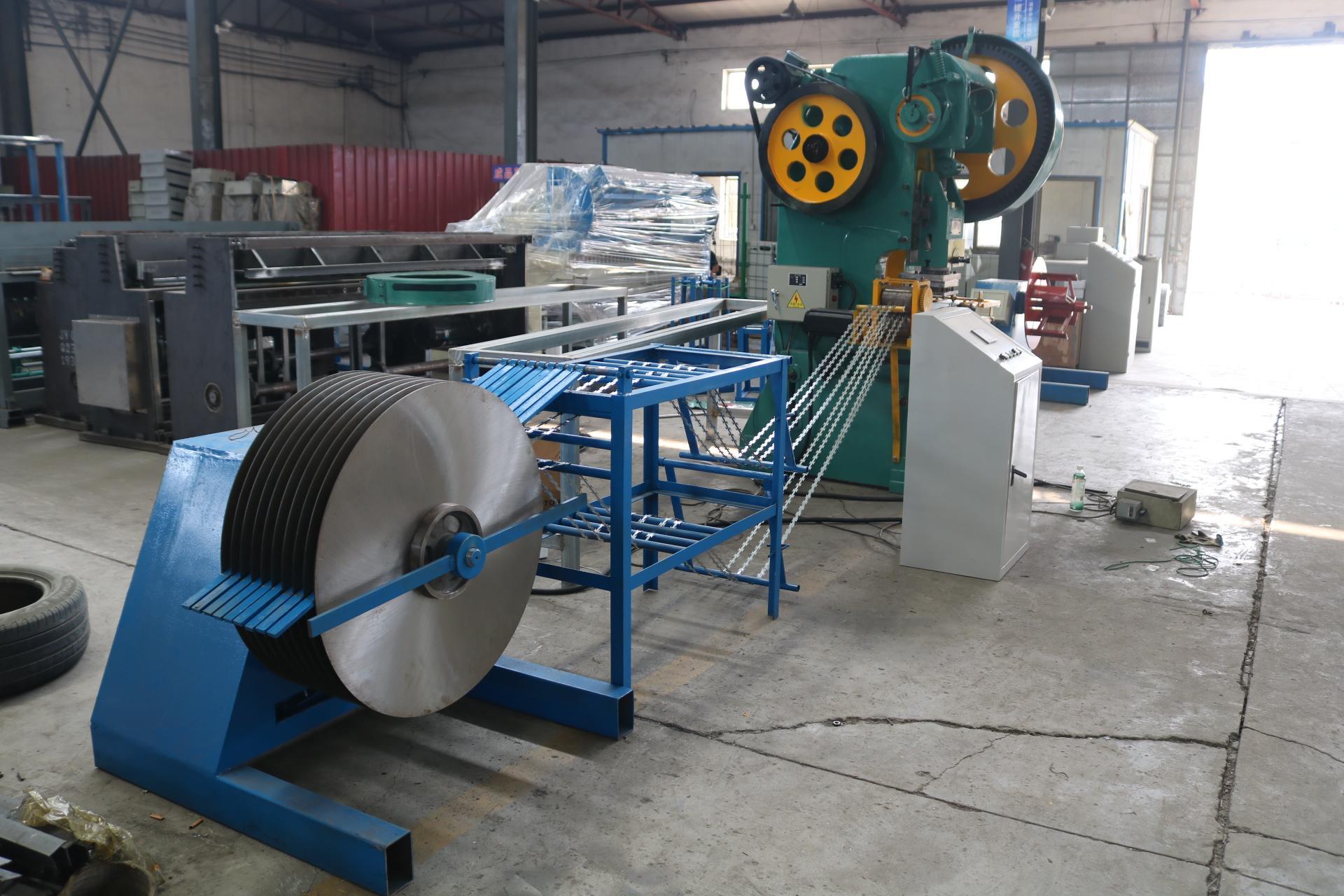 Razor barbed wire making machine 